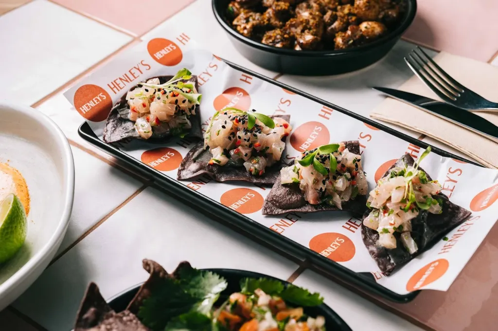 Henley's Bar & Kitchen image 2