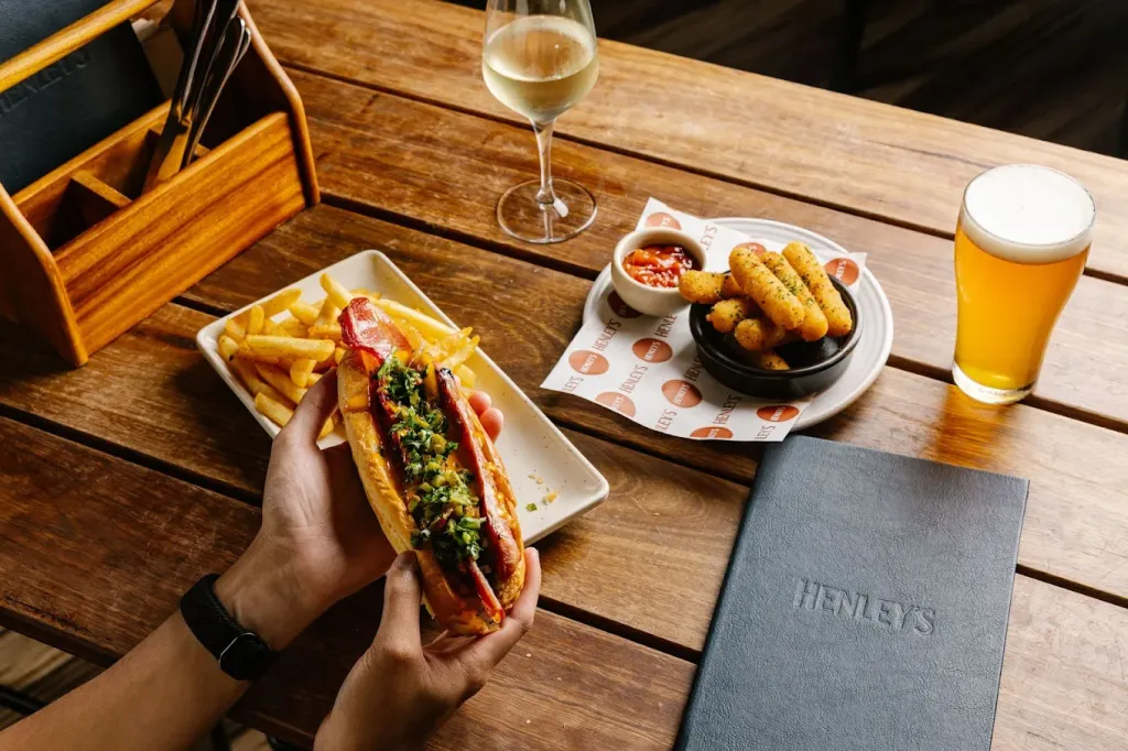 Henley's Bar & Kitchen image 5