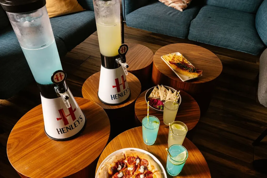 Henley's Bar & Kitchen image 6